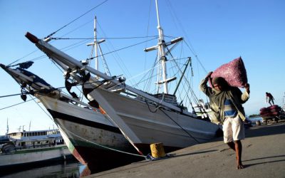 Camat Mariso Pimpin Penertiban lapak PKL  di Pinggiran Kanal Jongaya